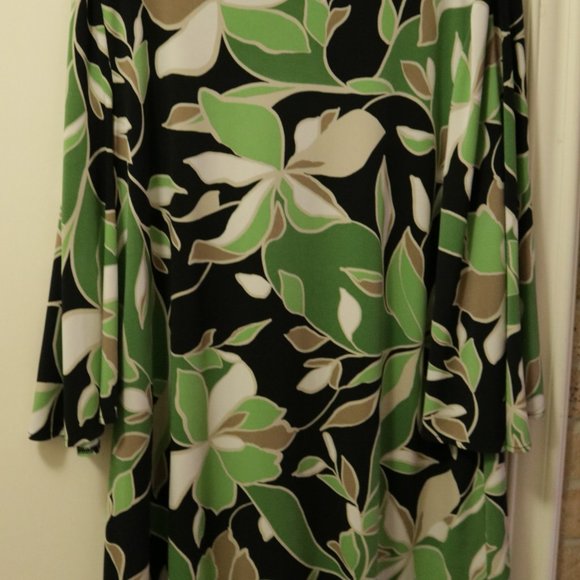 Alfani Loose Long Blouse in Green Floral Print on Black - Picture 2 of 3